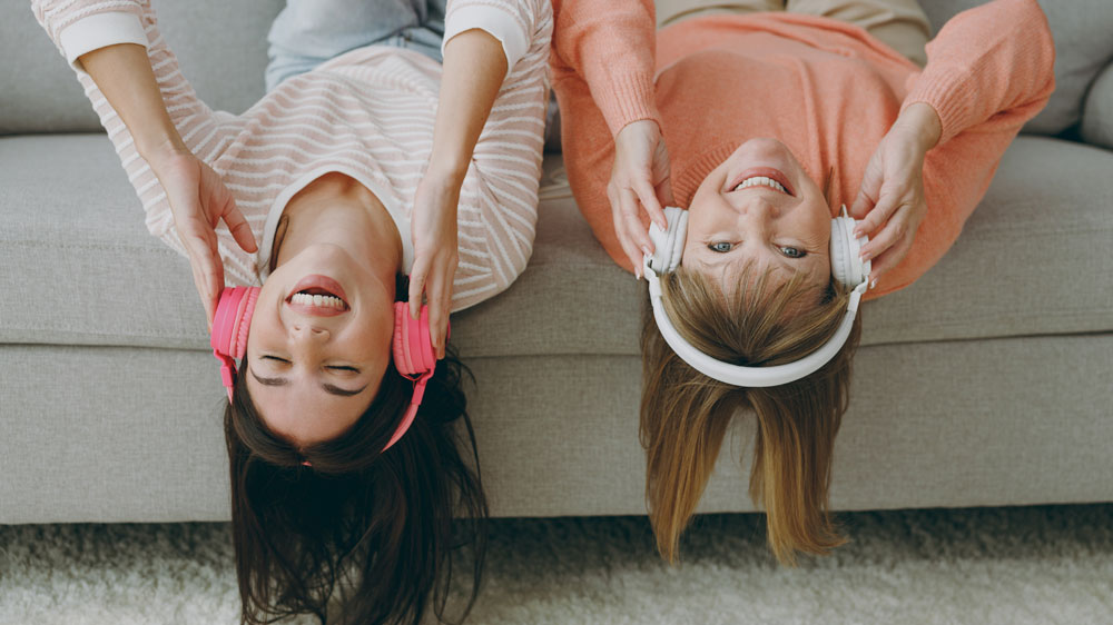 Deti so sl&uacute;chadlami na hlave_03