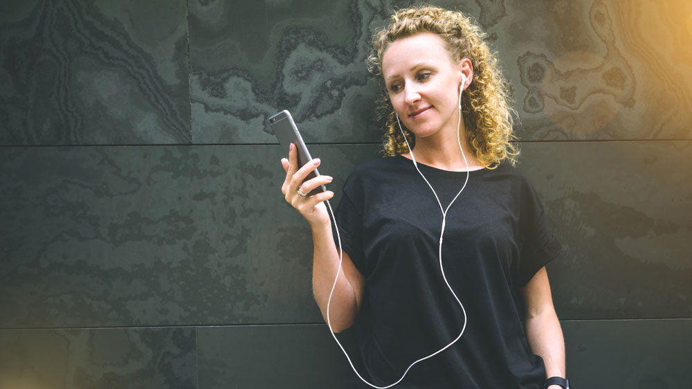 Žena se sluch&aacute;tky v u&scaron;&iacute;ch_03