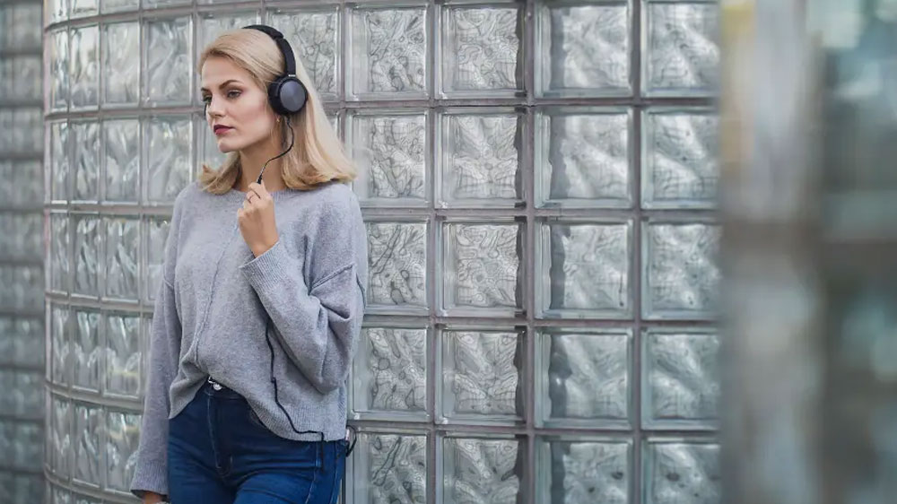 Žena se sluch&aacute;tky SENCOR SEP 433 BLACK_02