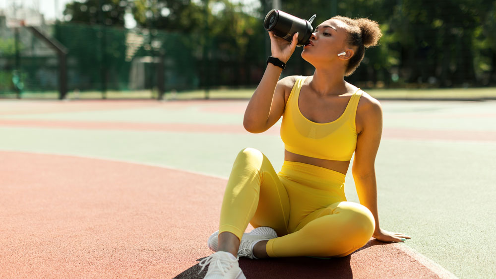 Sportující žena se sluchátky v uších_03