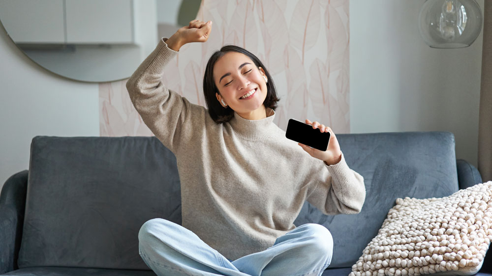 Žena se sluchátky a mobilem v ruce_02