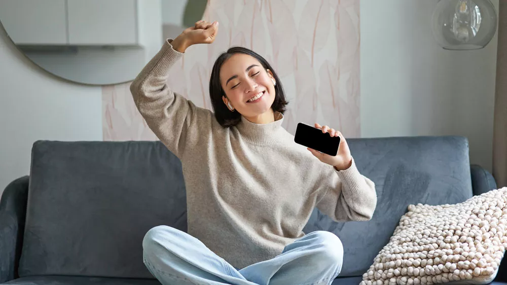 Žena se sluch&aacute;tky a mobilem v ruce_02