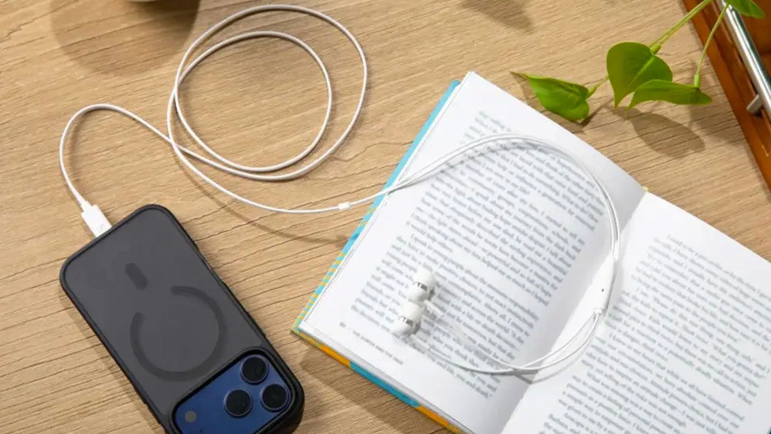 Slúchadlá Sennheiser CX80U biele pripojené k mobilnému telefónu