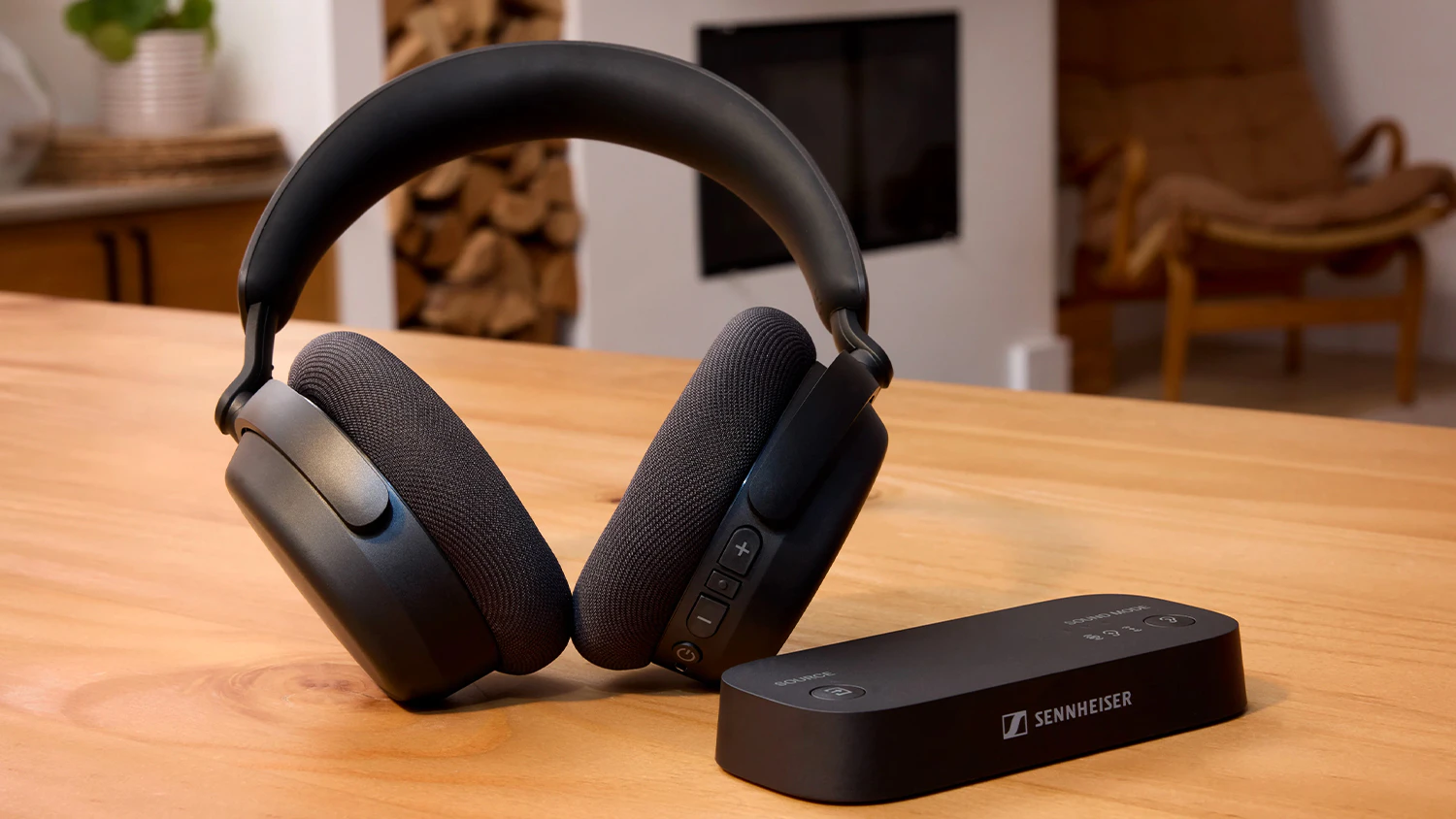 Bezdr&ocirc;tov&eacute; sl&uacute;chadl&aacute; k TV Sennheiser RS 275 TV na stole