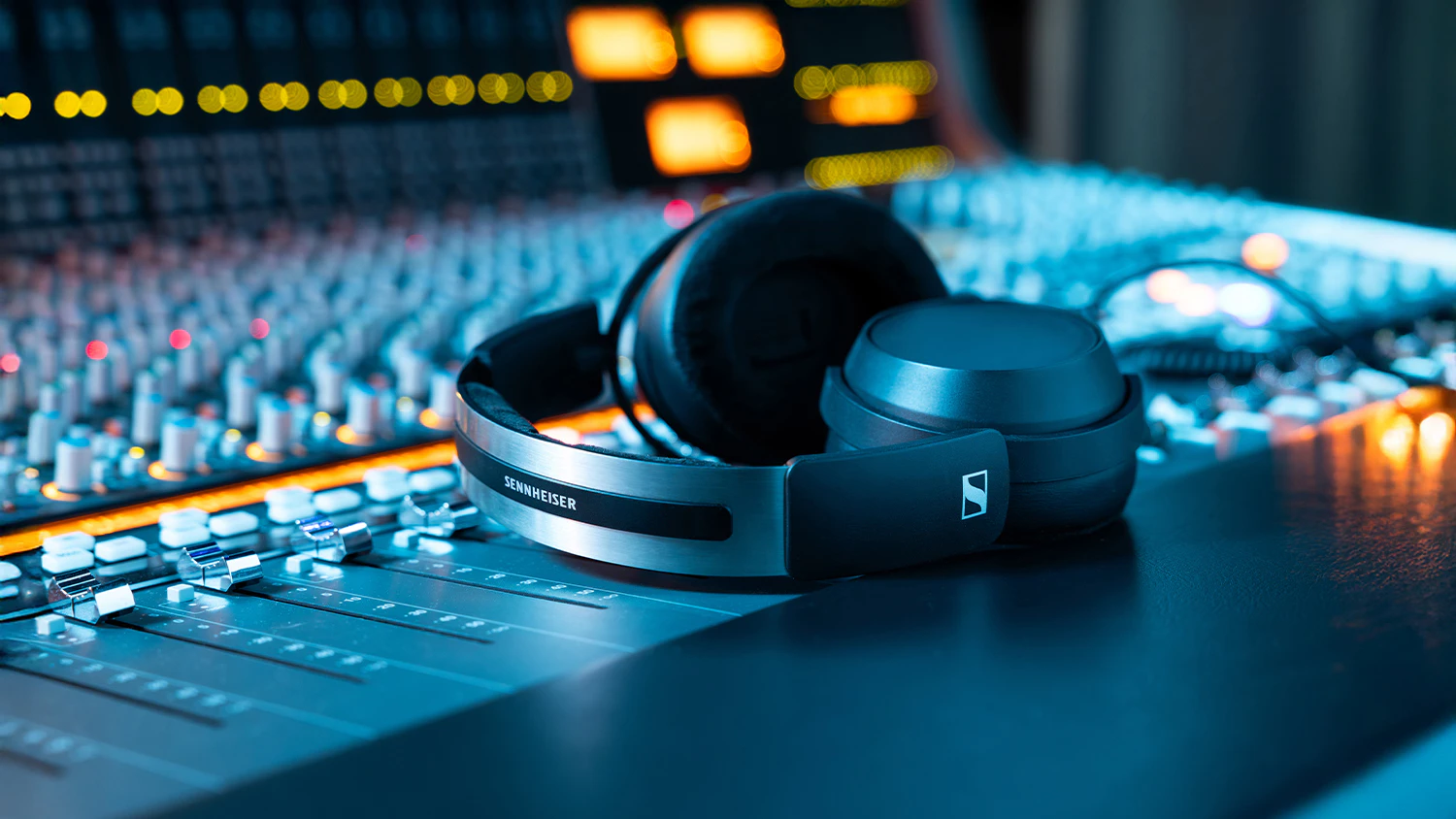Slúchadlá Sennheiser HD 480 Pro na mixážnom pulte