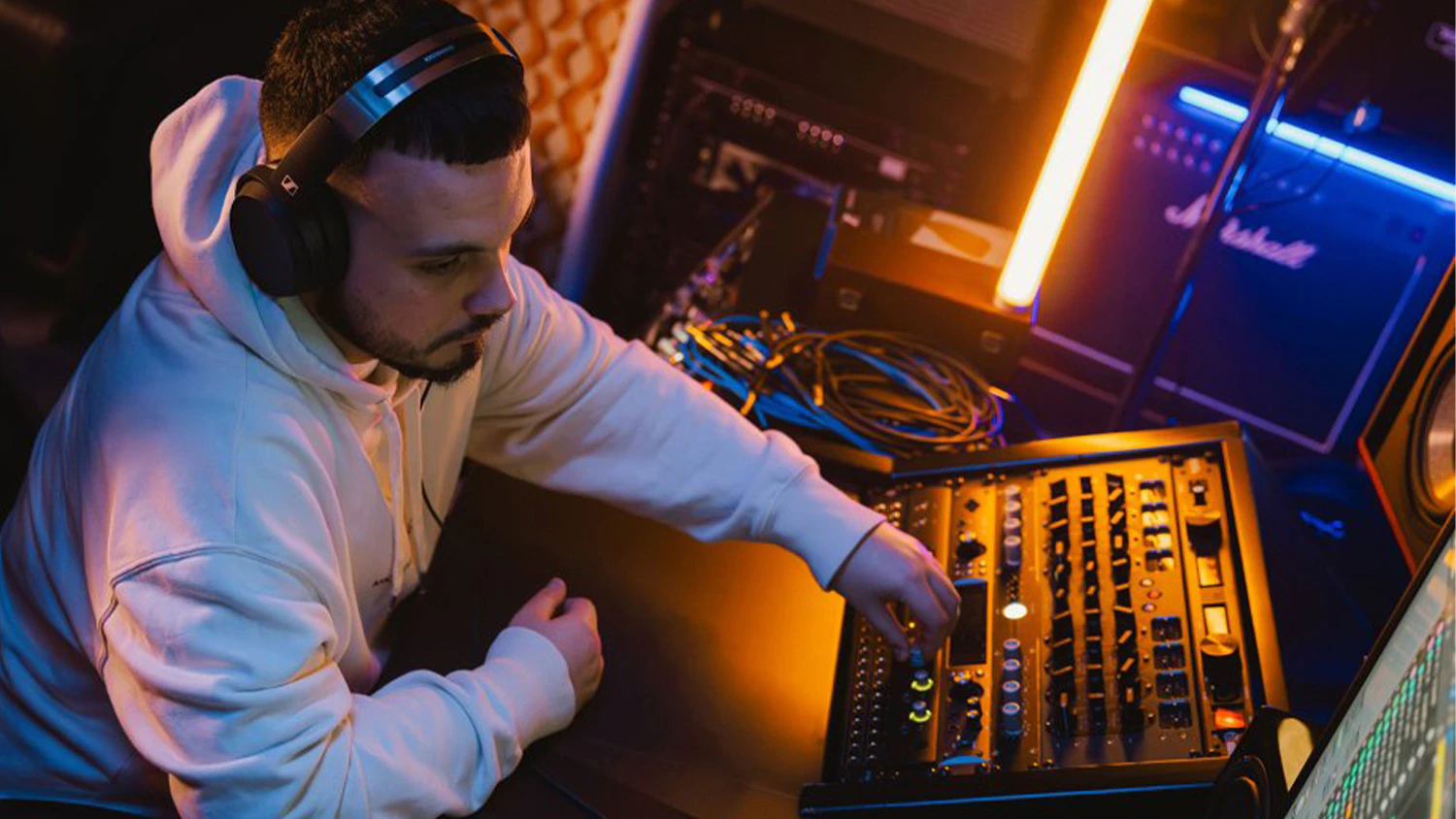 Muž so slúchadlami Sennheiser HD 480 Pro v nahrávacom štúdiu