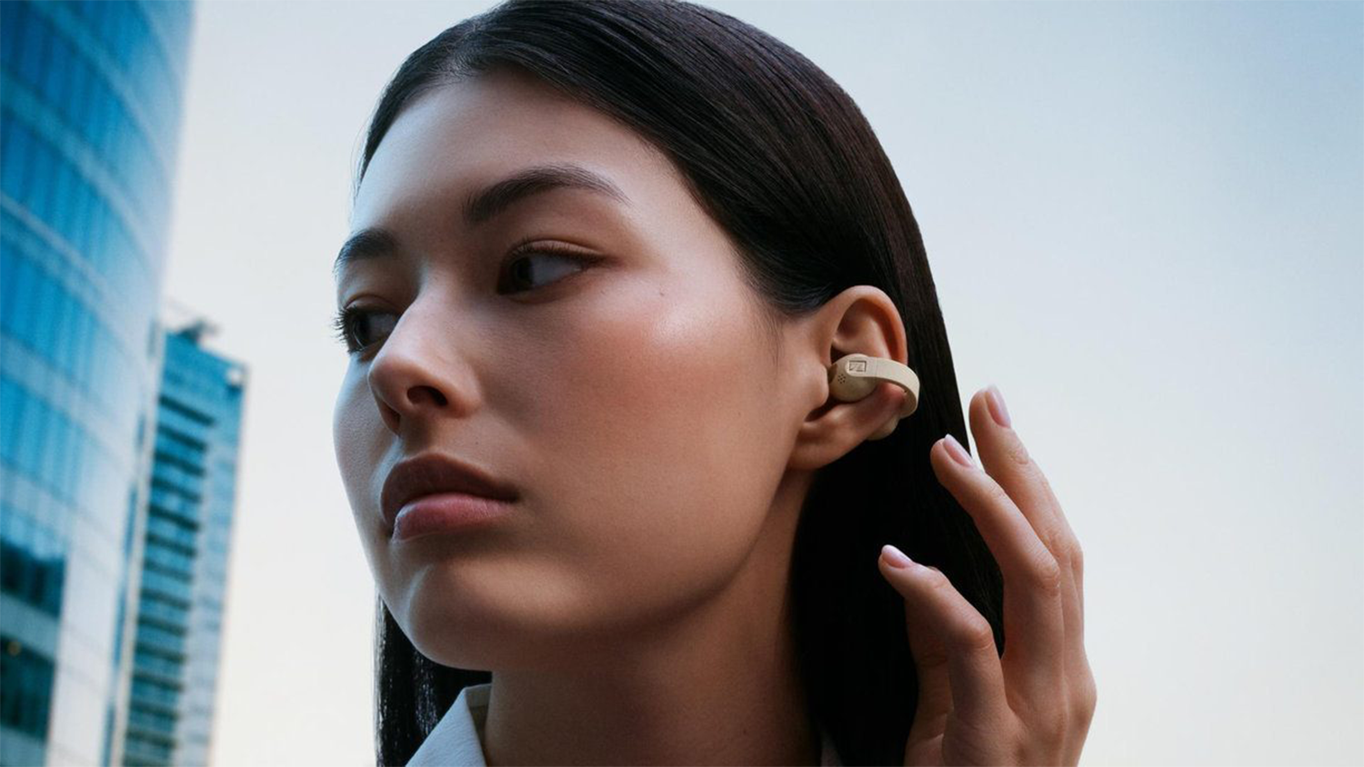 Žena s bezdrátovými sluchátky Sennheiser Accentum Clip