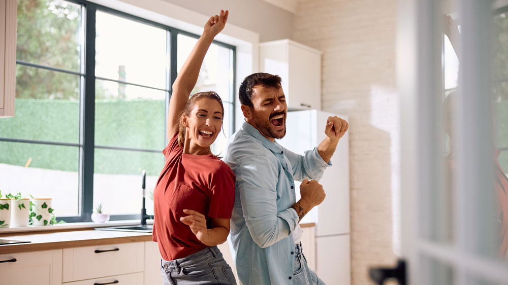 Lidé tancující v kuchyni_02