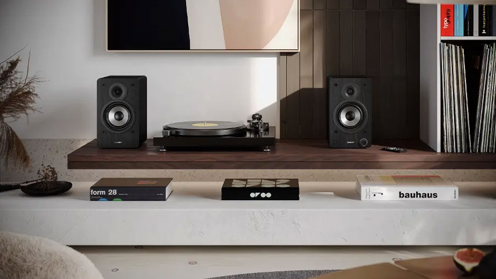 AV reprosoustava Sharp CP-SS30BK na obávacím stolku_02