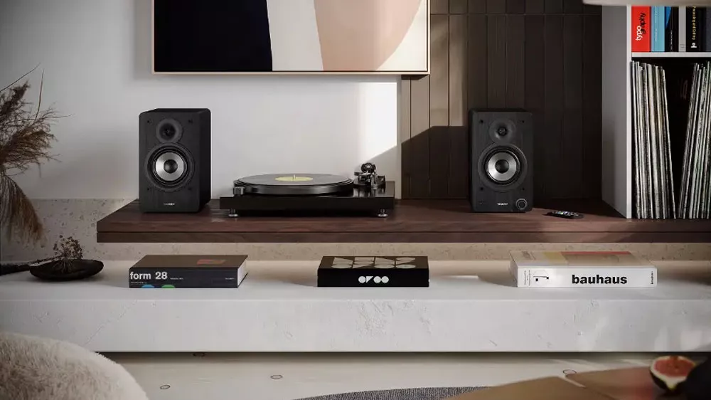 AV reprosoustava Sharp CP-SS30BK na obávacím stolku_02