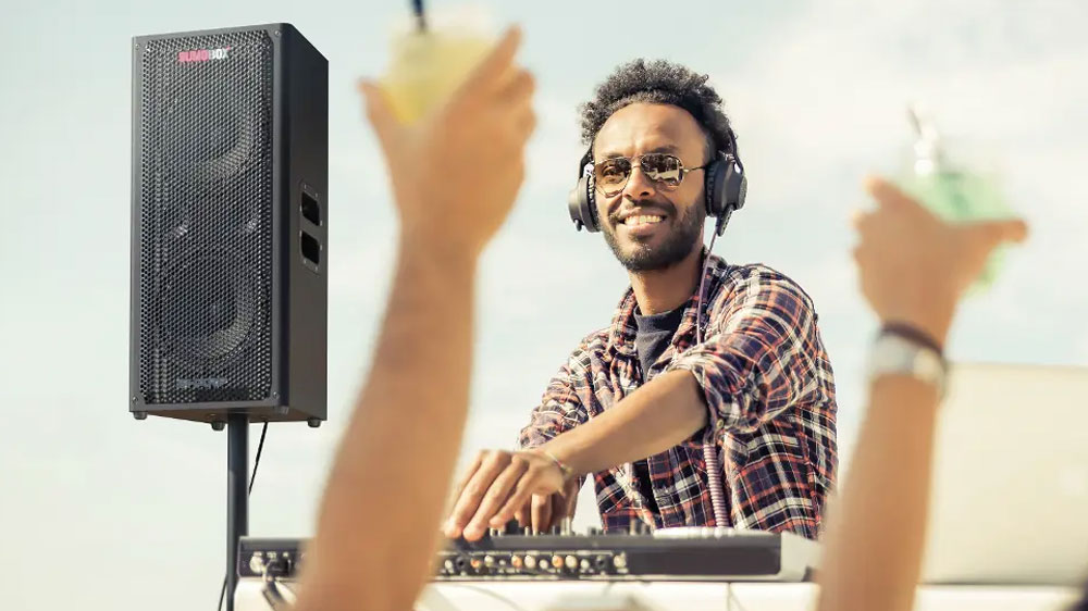 Reproduktor Sharp CP-LS100 na DJ pultu_02