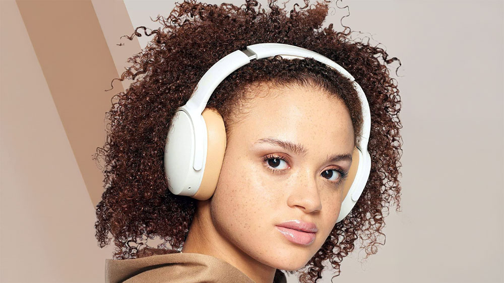 Žena se sluchítky na hlavě_02