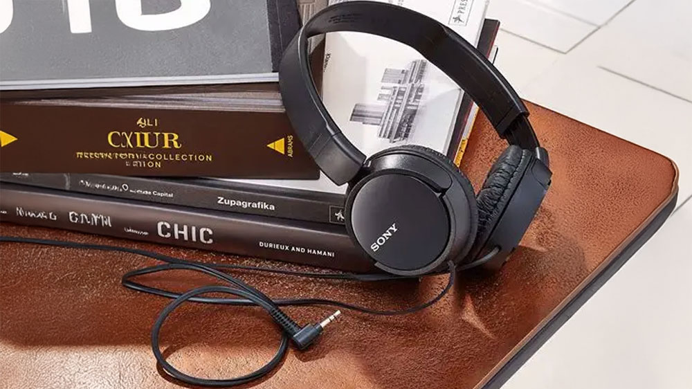 Sluchátka Sony MDR-ZX110B položená na stole_03