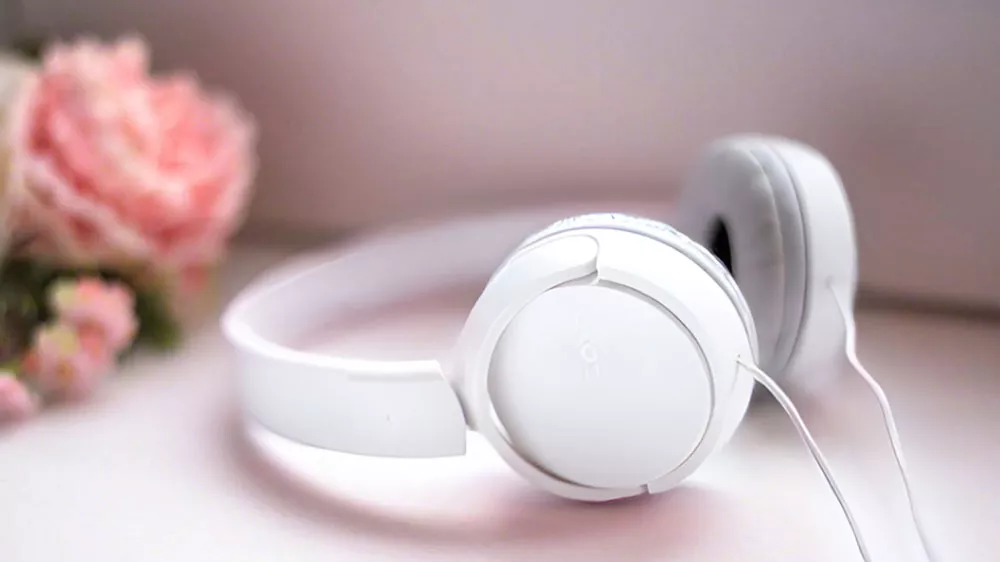 Sluch&aacute;tka Sony MDR-ZX110W položen&aacute; na stole_03