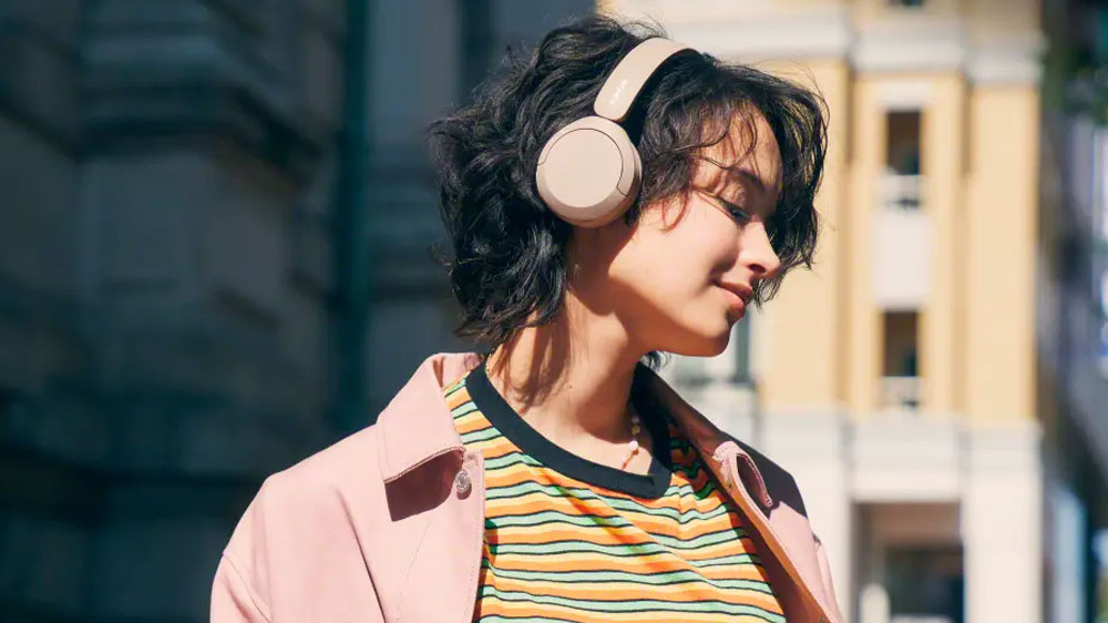 Žena se sluchátky Sony WH-CH520 Beige_02