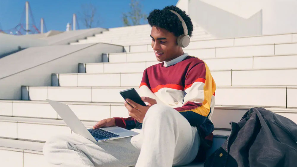 Muž se sluchátky Sony WH-CH520 Beige_03