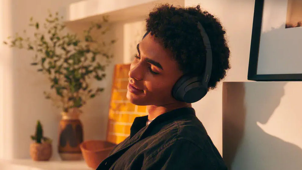 Muž se sluchátky Sony WH-CH720N_02