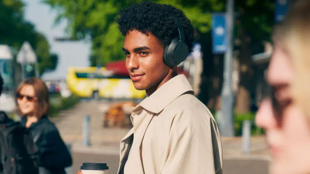 Muž se sluchátky Sony WH-CH720N_03