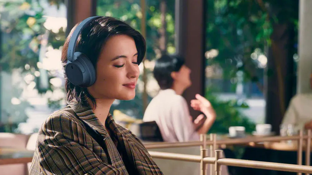 Žena se sluchátky Sony WH-CH720N_02