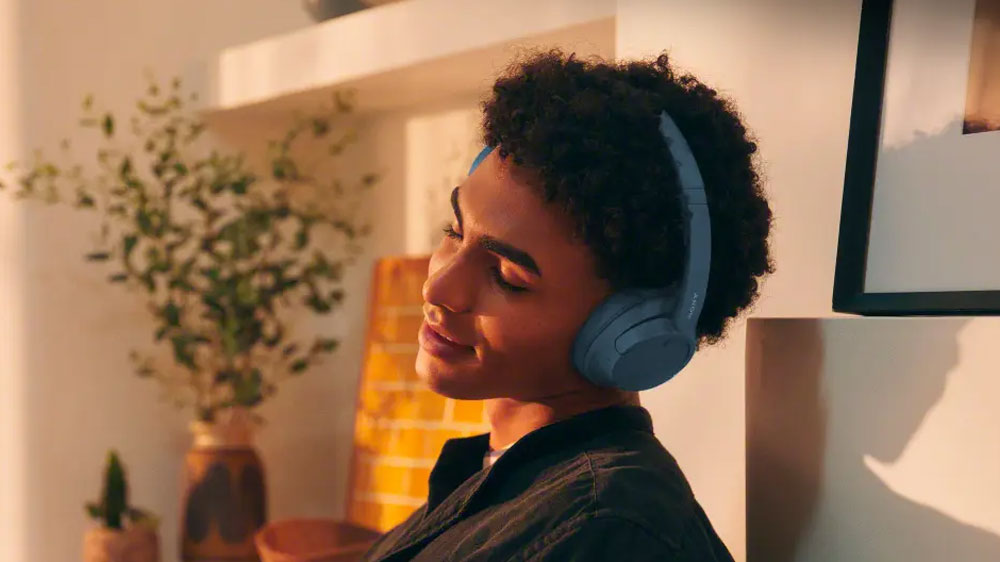 Muž se sluchátky Sony WH-CH720N_03