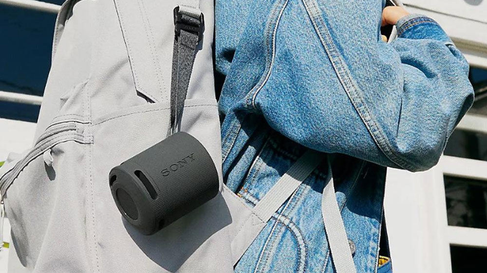 Bezdr&aacute;tov&yacute; reproduktor Sony SRS-XB100 Black zavě&scaron;en&yacute; na batohu_03