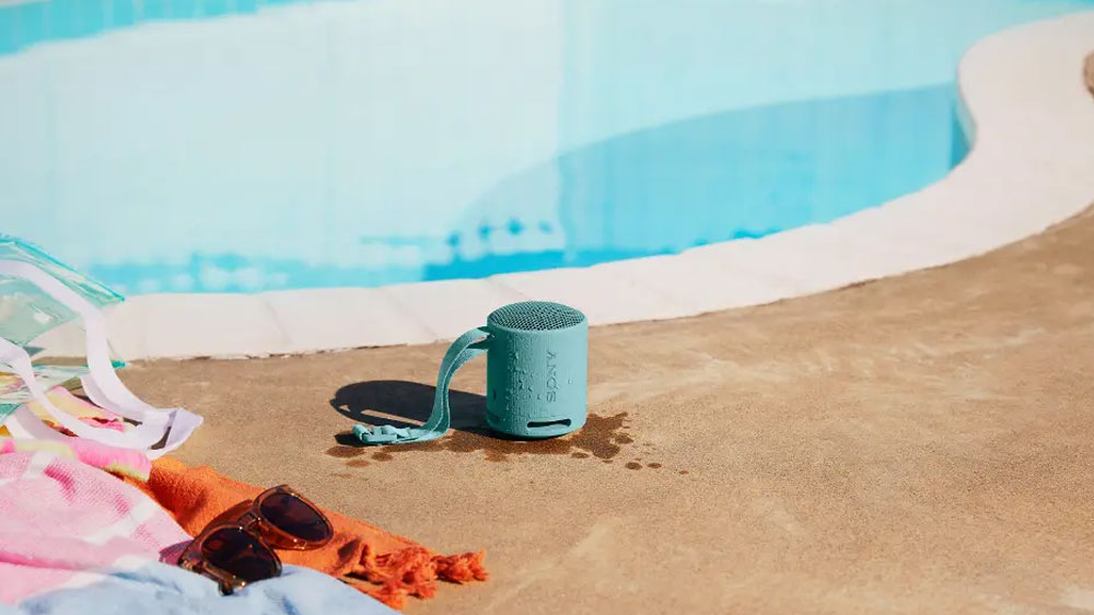 Bezdrátový reproduktor Sony SRS-XB100 Orange u bazénu_02