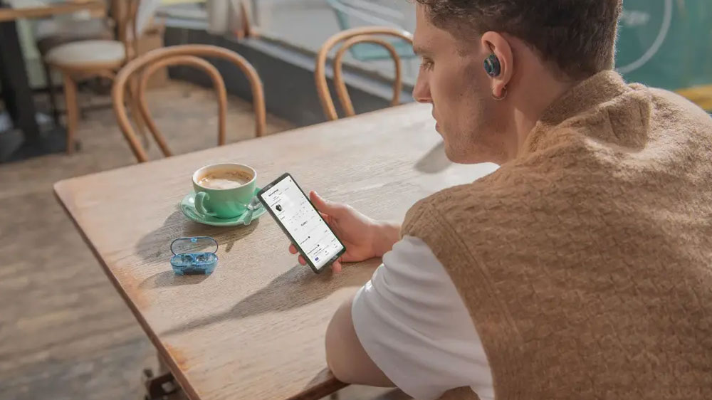 Muž se sluch&aacute;tky Sony WF-C710N modr&aacute;_03