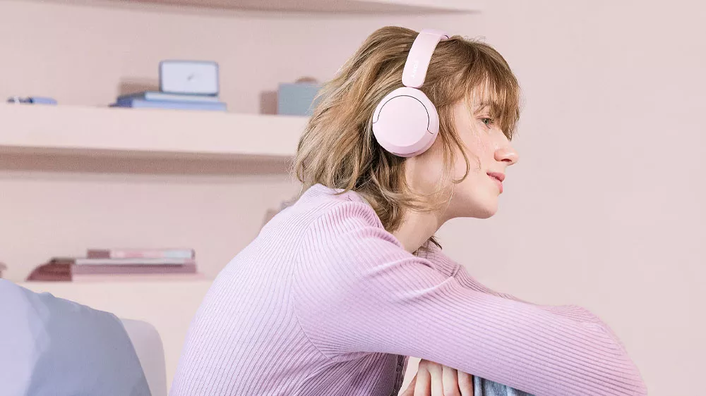 Žena s bezdr&ocirc;tov&yacute;mi sl&uacute;chadlami Sony WH-CH520 na u&scaron;iach_02