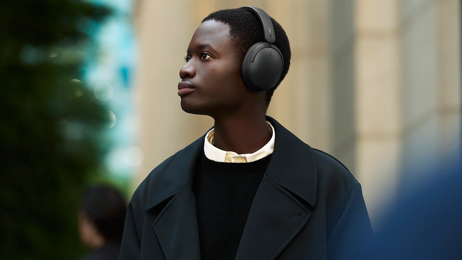 Muž s bezdr&ocirc;tov&yacute;mi sl&uacute;chadlami Sony WH-CH730N