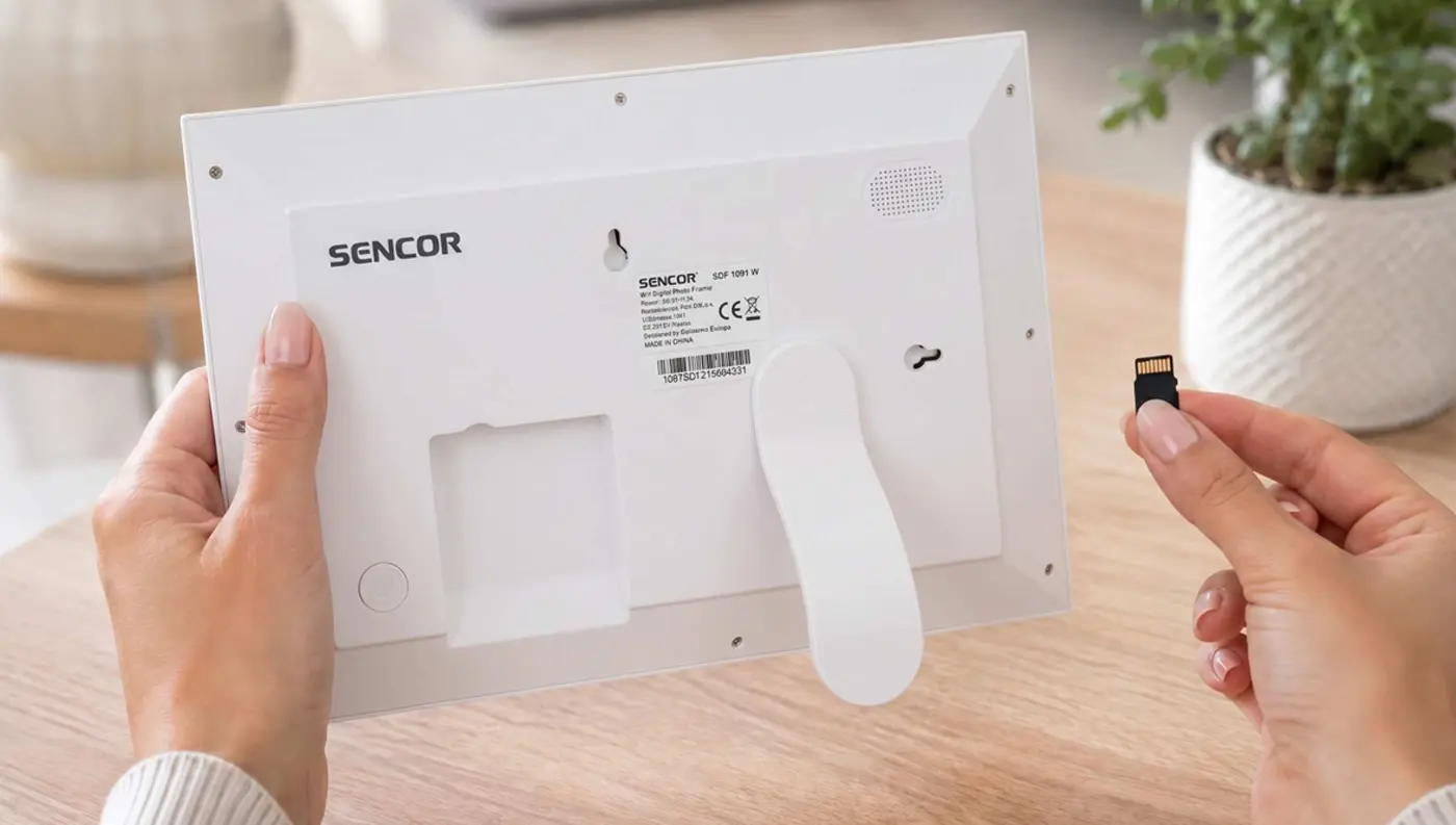 Sencor SDF 1091 W &ndash; ukl&aacute;dejte fotografie na microSD kartu