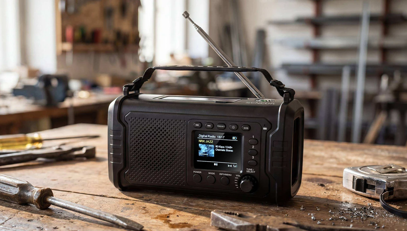 Prenosné rádio SENCOR SRD 1090 s anténou na pracovnom stole v dielni medzi náradím
