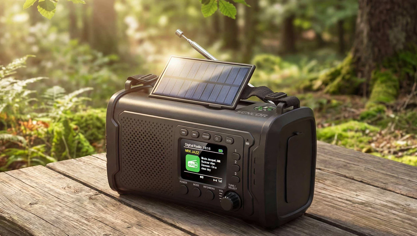 Prenosné rádio SENCOR SRD 1090 so solárnym panelom a anténou na drevenom stole v lese