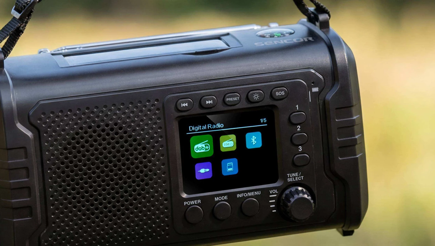 Prenosné čierne digitálne rádio SENCOR SRD 1090 s farebným LCD displejom a ovládacími tlačidlami