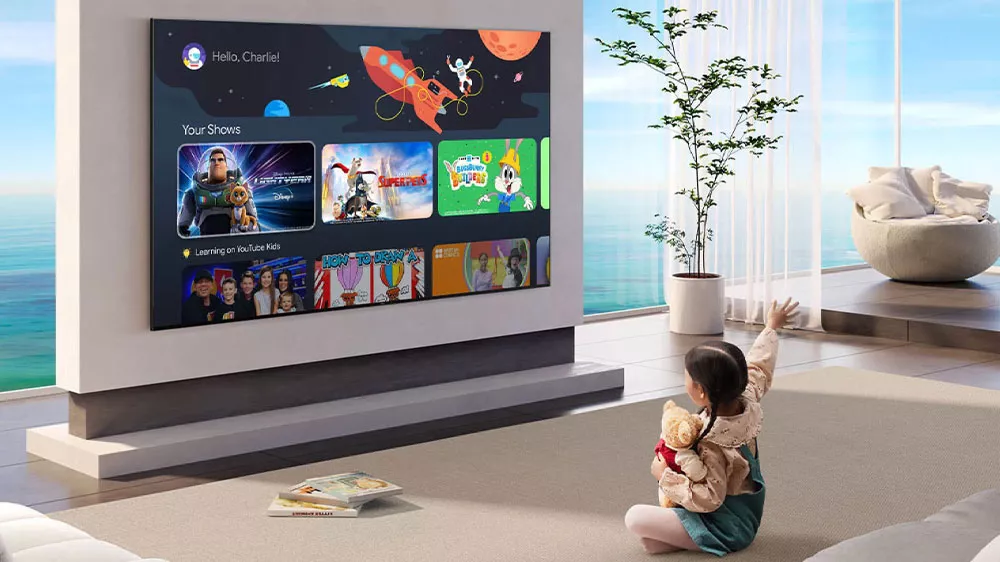 Holčička před televizorem TCL Mini LED QLED 65Q6C_05