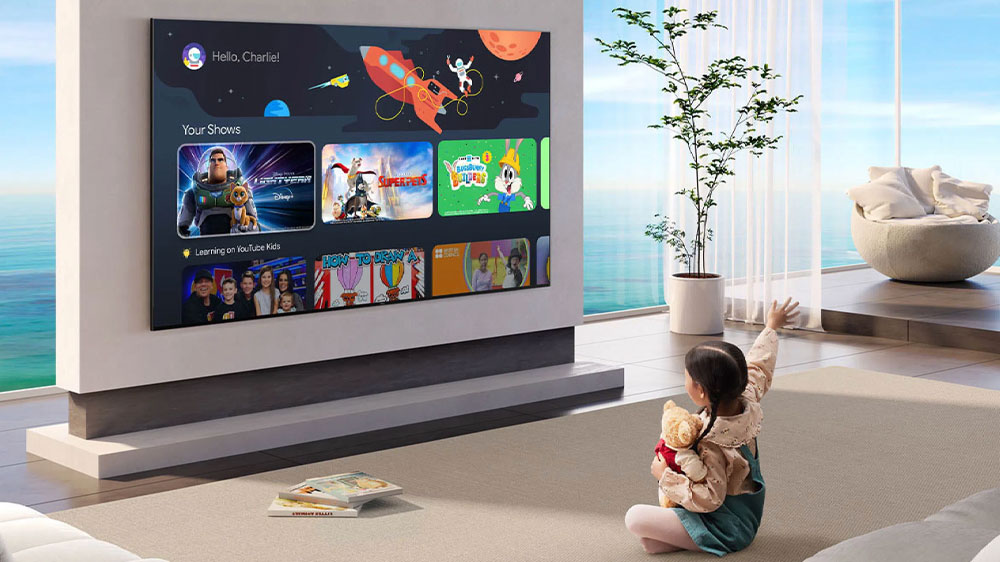 Dievčatko pred televízorom TCL Mini LED QLED 85Q6C_05