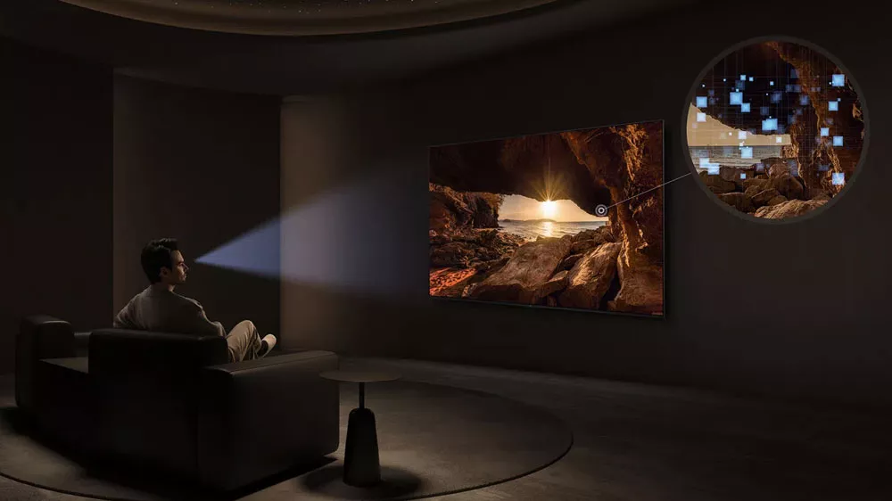 Muž sed&iacute;c&iacute; před televizorem TCL Mini LED QLED 98Q6C_02