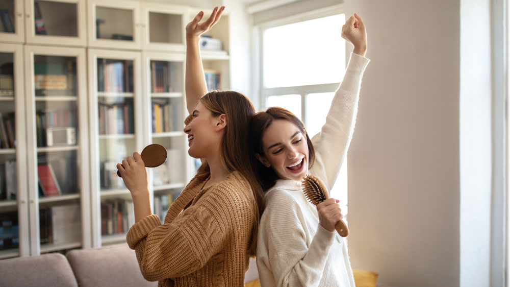 Dve ženy počúvajú hudbu_04