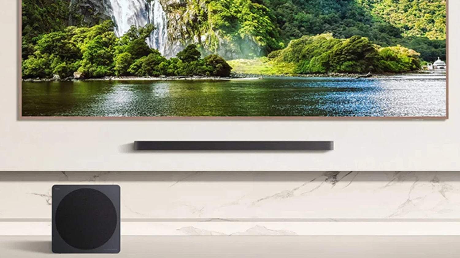 Soundbar TCL umiestnený pod televízorom