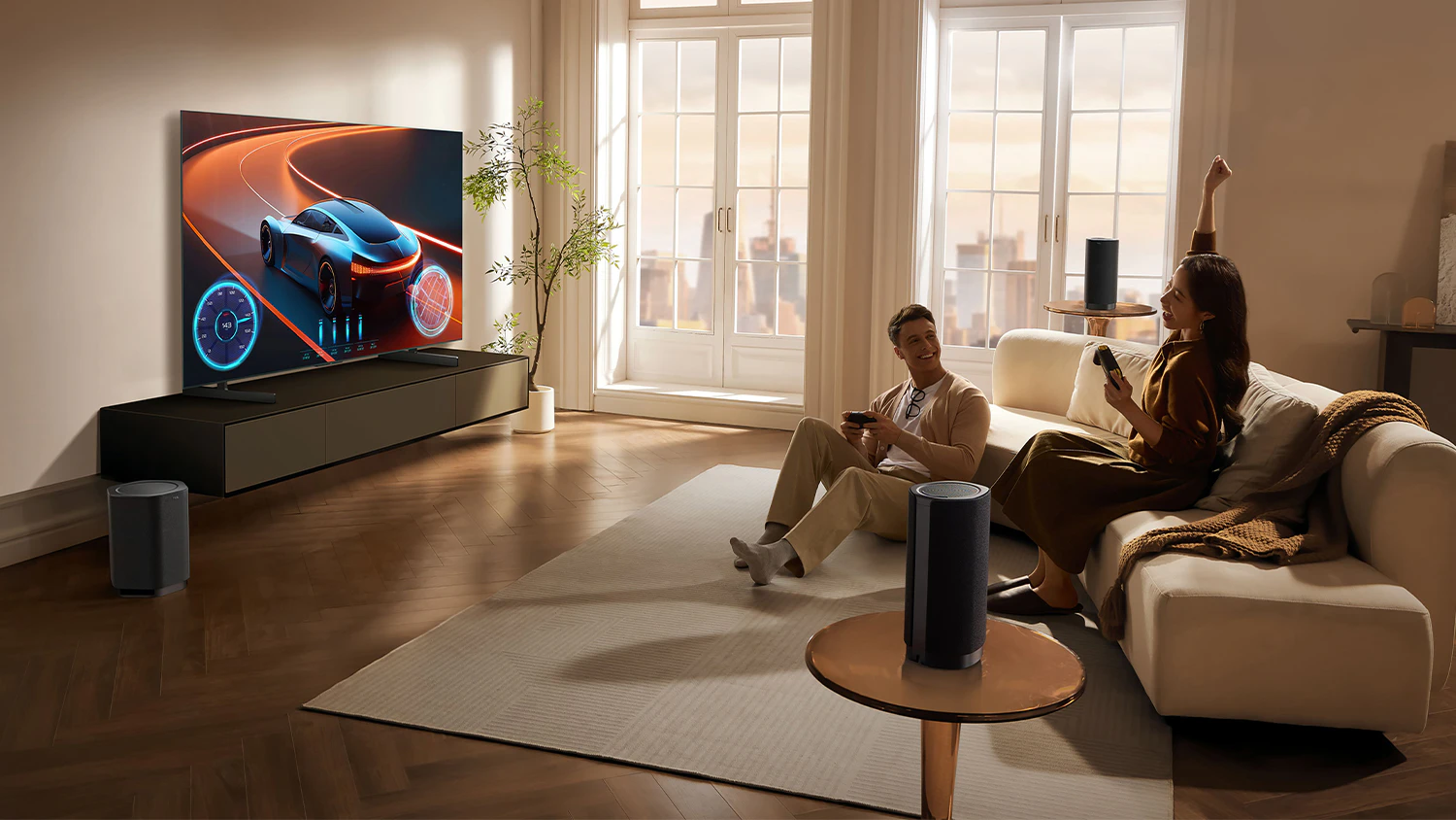 Pár používá Subwoofer TCL Z100-SW při hraní videoher