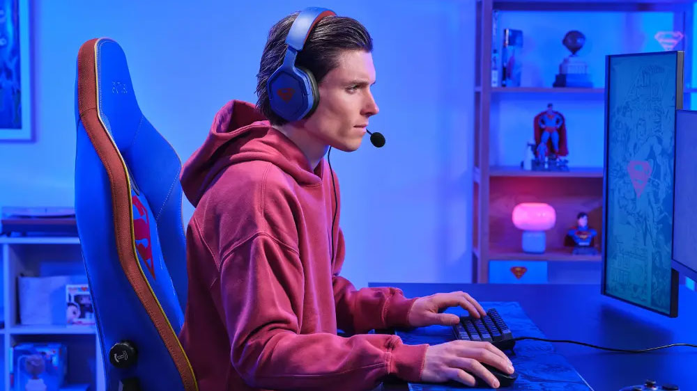 Muž hraj&uacute;ci na poč&iacute;tači so sl&uacute;chadlami Trust GXT 492SM_02