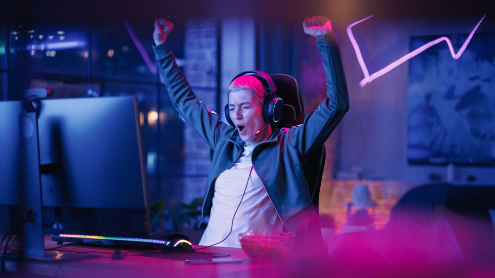 Muž se sluchátky na uších hrající hru na počítači_02