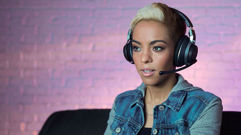 Žena sluchátky Turtle Beach Stealth Pro PlayStation Black na uších_03