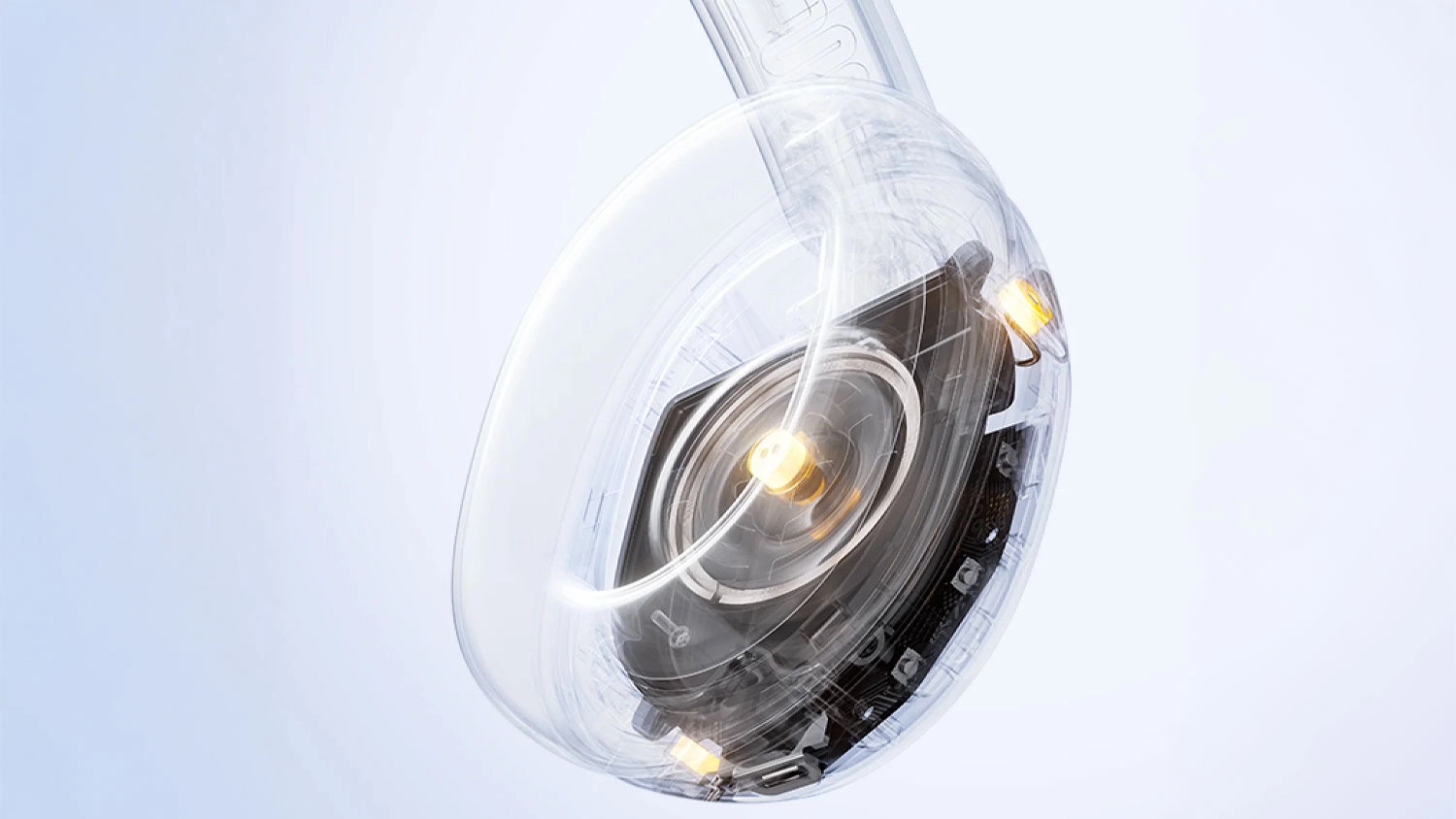 Průhledový řez náušníkem sluchátek Xiaomi REDMI Headphones Neo odhalující vnitřní měnič a elektronické komponenty.