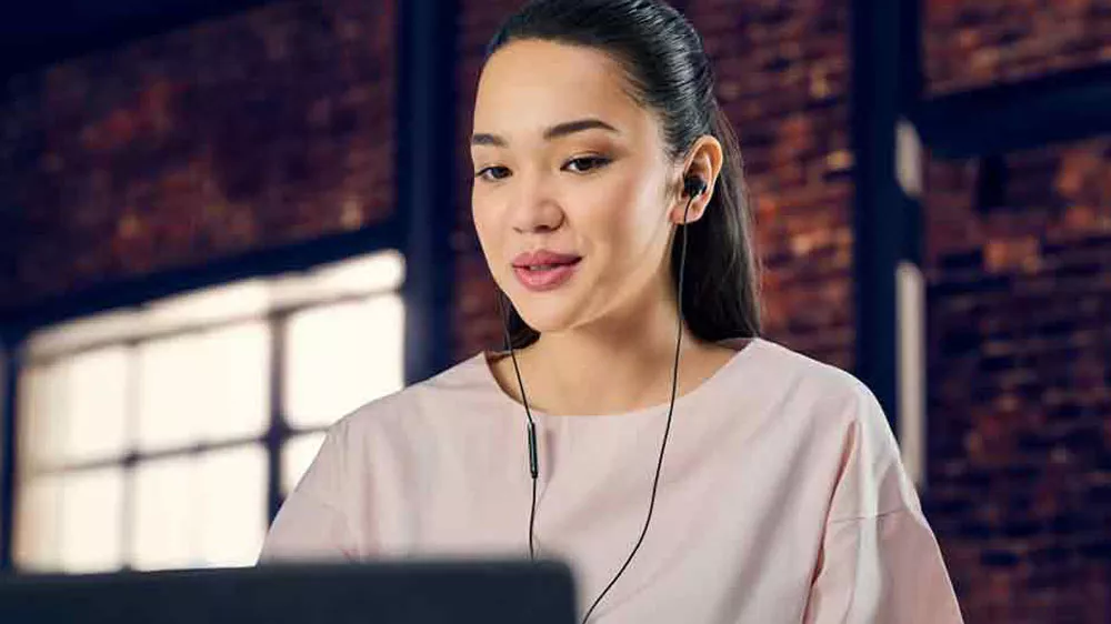 Žena se sluch&aacute;tky Panasonic RP-HJE125E-K v u&scaron;&iacute;ch_03