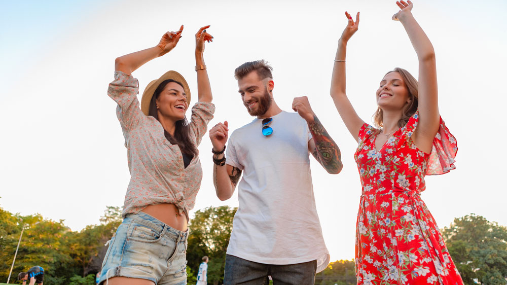 Tančící lidé poslouchající hudbu z reproduktoru_02