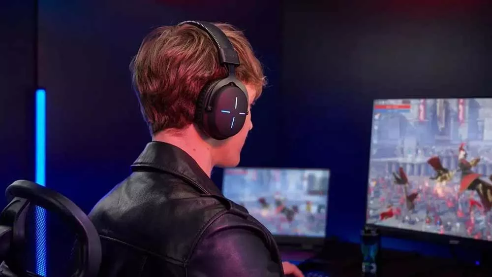 Mlad&iacute;k se sluch&aacute;tky Acer NITRO Headset II při hran&iacute; her_03