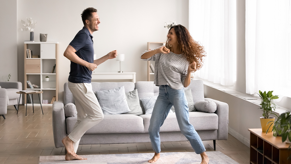 Tancujúci pár doma v obývačke_02