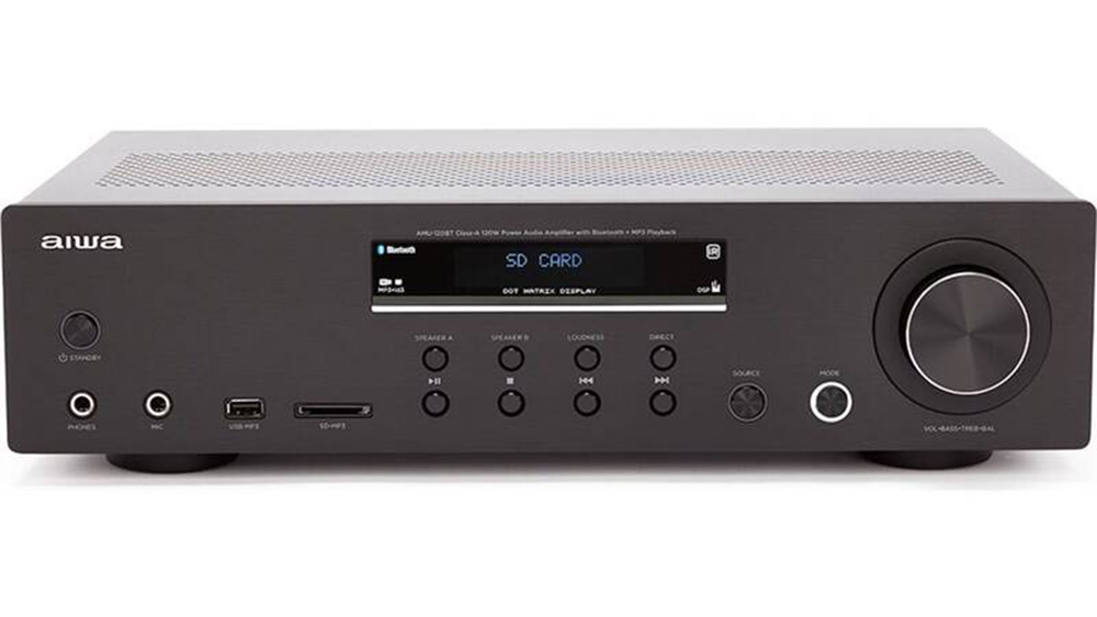 Stereo zesilovač Aiwa AMU-120BT black na bílém pozadí zobrazující čelní panel s ovládacími prvky a displejem