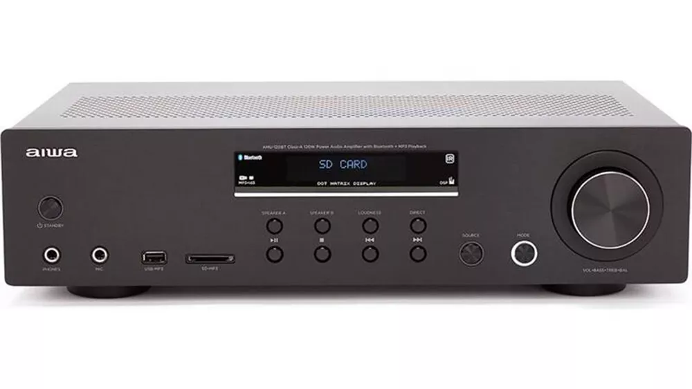 Stereo zosilňovač Aiwa AMU-120BT black na bielom pozadí zobrazujúci čelný panel s ovládacími prvkami a displejom