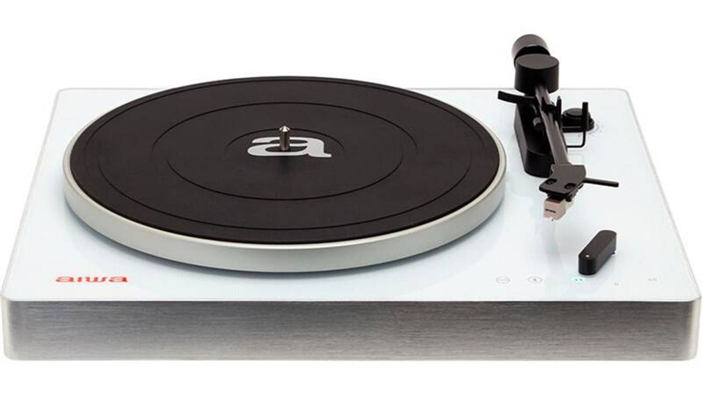 Gramofon Aiwa APX-680BT na bílém pozadí zobrazující kompletní design s otevřeným krytem a talířem